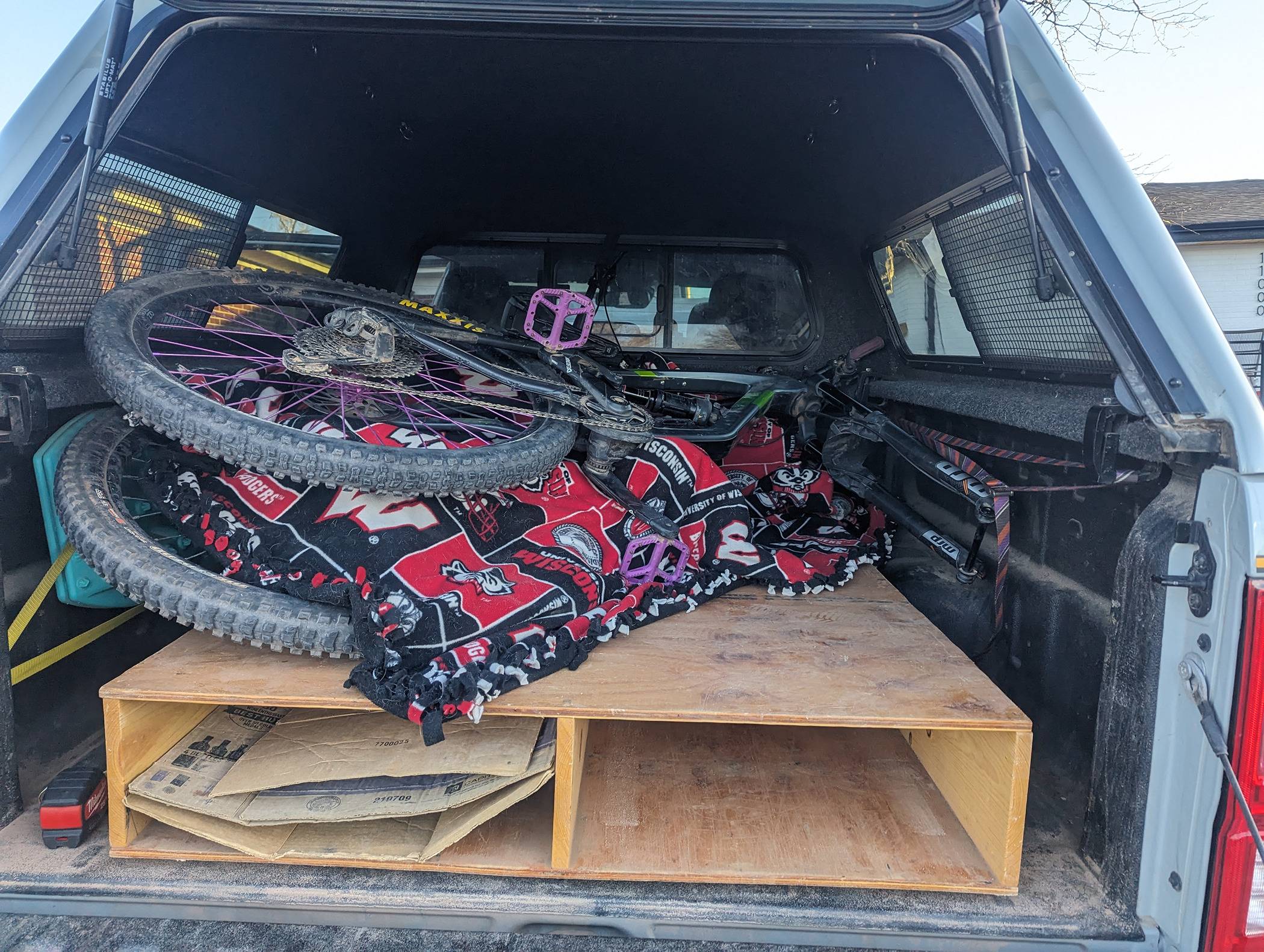 Mountain Bike in Bed with Shell | 2019+ Ford Ranger and Raptor Forum ...